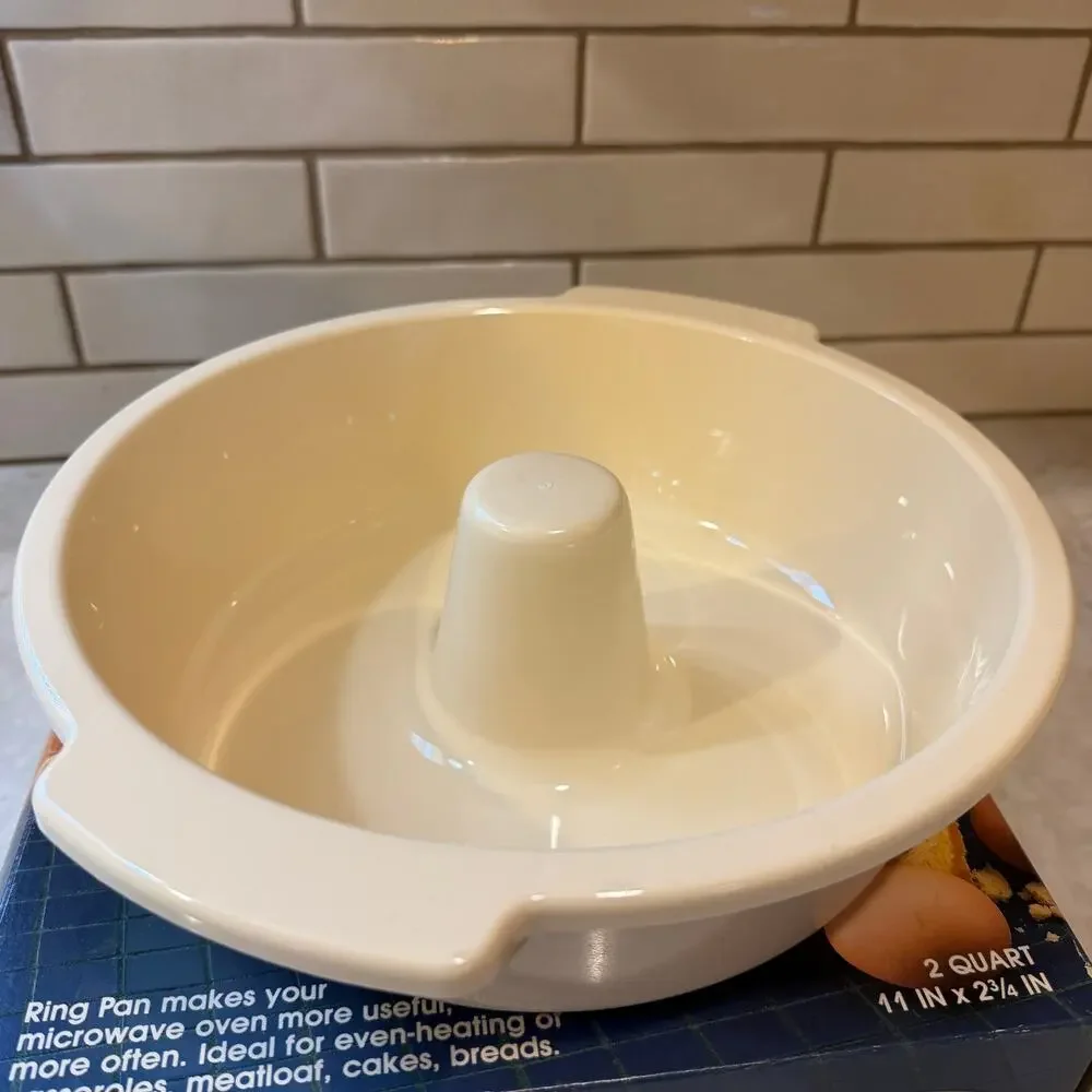 Vintage Rubbermaid Microwave Ring Pan & Oven‎ Safe 2 Quart Nonstick